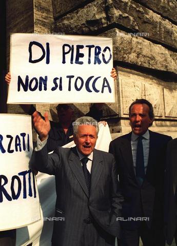 AAE-F-018047-0000 - Pino Rauti durante la manifestazione pro Di Pietro a Roma - Data dello scatto: 1995 - De Renzis, 1995 / © ANSA / Archivi Alinari