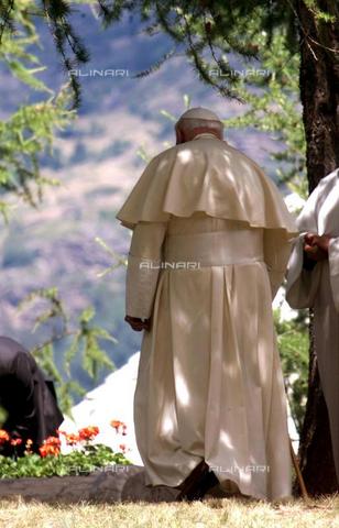 AAE-F-400151-0000 - Pope John Paul II (Karol Jà³zef Wojtyla 1920-2005) walks to the end of the Angelus in Les Combes (Aosta) - Date of photography: 16/07/2000 - DAL ZENNARO/DEF / © ANSA / Alinari Archives