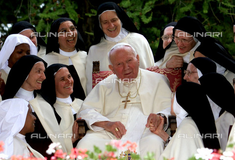 AAE-F-400154-0000 - Pope John Paul II (Karol Jà³zef Wojtyla 1920-2005) hailed from the Carmelite Sisters of St. Teresa of Turin at the end of the Angelus in Les Combes (Aosta) - Date of photography: 16/07/2000 - DAL ZENNARO/DEF / © ANSA / Alinari Archives