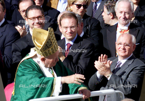 AAE-F-413970-0000 - Jubilee 2000: Pope John Paul II (Karol Wojtyla) photographed by the pope-mobile as she greets Mikhail Gorbachev and the Minister for Industry Enrico Letta in St. Peter's Square in Vatican City on the occasion of the Jubilee Mass dedicated to parliamentarians around the world - Date of photography: 05/11/2000 - Maurizio Brambatti/CD, 2000 / © ANSA / Alinari Archives