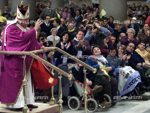 AAE-F-417569-0000 - Jubilee 2000: Pope John Paul II (Karol Wojtyla) photographed while greeting people with disabilities in the Basilica of St. Paul Outside the Walls on the occasion of the Jubilee dedicated to people with disabilities - Date of photography: 03/12/2000 - Maurizio Brambatti/CD, 2000 / © ANSA / Alinari Archives