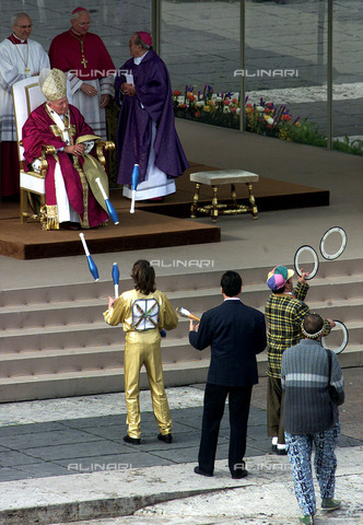 AAE-F-419144-0000 - Jubilee 2000: Pope John Paul II (Karol Wojtyla) looks amused some jugglers in St. Peter's Square on the occasion of the Jubilee of the show - Date of photography: 17/12/2000 - Maurizio Brambatti/CD, 2000 / © ANSA / Alinari Archives