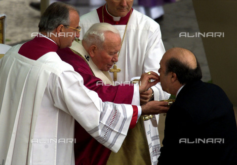 AAE-F-419145-0000 - Jubilee 2000: the actor Lino Banfi takes communion from Pope John Paul II (Karol Wojtyla) in St. Peter's Square on the occasion of the day of the show - Date of photography: 17/12/2000 - Maurizio Brambatti/CD, 2000 / © ANSA / Alinari Archives