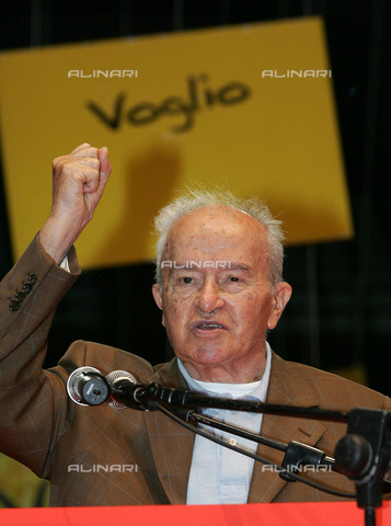 AAE-F-653252-0000 - Pietro Ingrao speaks at the closing party of "Liberation" - Date of photography: 24/09/2005 - BT / Photo by Maurizio Brambatti 2005 / © ANSA / Alinari Archives