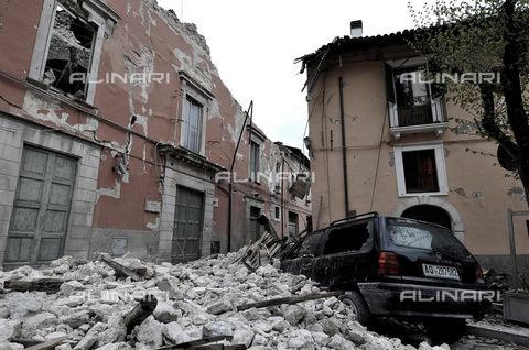 AAE-S-000148-8633 - A street in the historic center of L'Aquila covered with rubble after the earthquake of 6 April 2009 - Date of photography: 11/04/2009 - Photo of Guido Montani, 2009 / © ANSA / Alinari Archives