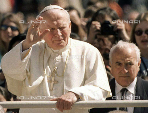 AAE-S-000166-5669 - Pope John Paul II with the former head of the Vatican Gendarmerie, Camillo Cibin - Date of photography: 25/10/2009 - ANSA / Maurizio Brambatti / archive / JI / © ANSA / Alinari Archives