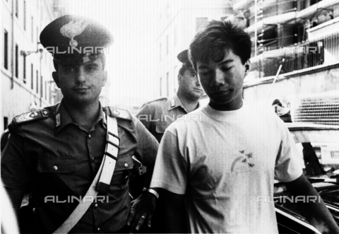 AAE-S-000700-4G85 - The Filipino citizen Manuel Winston photographed while leaving the headquarters of the operational department of the police after being questioned in the early days after the murder of the Countess of Alberica Filo Della Torre of 10 July 1991 - Date of photography: 1991 - Branbatti/ Capodanno, 1991 / © ANSA / Alinari Archives