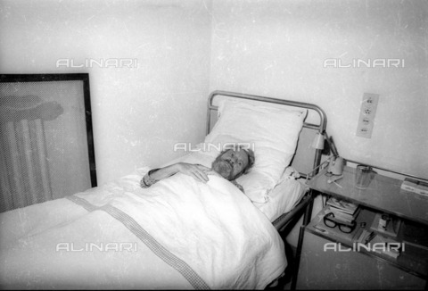 AAE-S-014511-2539 - L'ufficiale tedesco delle SS Herbert Kappler (1907-1978) fotografato nel letto dell'ospedale militare del Celio a Roma - Data dello scatto: 07/1977 - Foto di Mario De Renzis, 1977 / © ANSA / Archivi Alinari