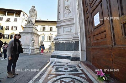 AAE-S-02736b-41cd - A tourist reads the closure sign of the Basilica of Santa Croce after the death of a Spanish tourist hit by a stone stuck from the top of the transept on October 19, 2017, Florence - Date of photography: 20/10/2017 - MAURIZIO DEGL' INNOCENTI / © ANSA / Alinari Archives