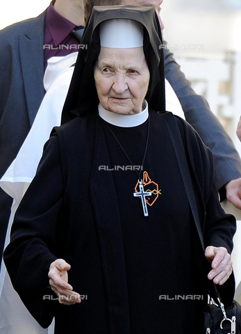 AAE-S-1ae168-25ff - Sister Tobiana Sobotka, superior of the Polish nuns who have treated the papal apartments during the pontificate of John Paul II arrives in St. Peter's Square for the general audience of Pope Benedict XVI at the Vatican - Date of photography: 10/10/2012 - ANSA / Maurizio Brambatti / © ANSA / Alinari Archives