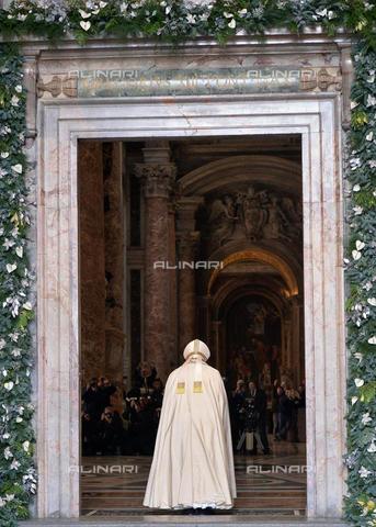 AAE-S-7826F2-02A3 - Jubilee of Mercy: Pope Francis (Jorge Mario Bergoglio) opens the Holy Door in St. Peter's Basilica, the December 8, 2015 - Date of photography: 08/12/2015 - MAURIZIO BRAMBATTI, 2015 / © ANSA / Alinari Archives