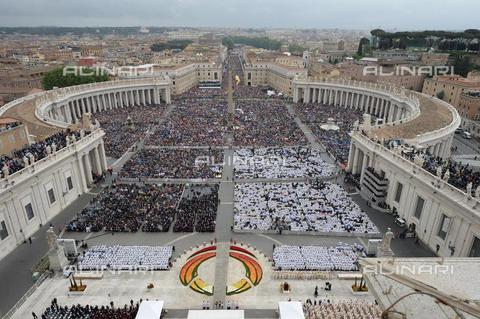 AAE-S-A0987A-5215 - View of St. Peter's Square at the historic ceremony of canonization for Pope John Paul II (Karol Wojtyla 1920-2005) and Pope John XXIII (1881-1963 Giuseppe Roncalli) - Date of photography: 27/04/2014 - MAURIZIO BRAMBATTI / © ANSA / Alinari Archives
