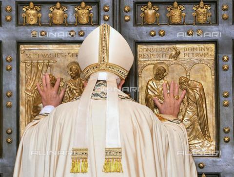 AAE-S-A3A124-D7D9 - Jubilee of Mercy: Pope Francis (Jorge Mario Bergoglio) opens the Holy Door in St. Peter's Basilica, the December 8, 2015 - Date of photography: 08/12/2015 - MAURIZIO BRAMBATTI, 2015 / © ANSA / Alinari Archives