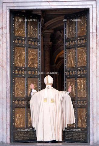 AAE-S-A88CB5-369C - Jubilee of Mercy: Pope Francis (Jorge Mario Bergoglio) opens the Holy Door in St. Peter's Basilica, the December 8, 2015 - Date of photography: 08/12/2015 - MAURIZIO BRAMBATTI, 2015 / © ANSA / Alinari Archives