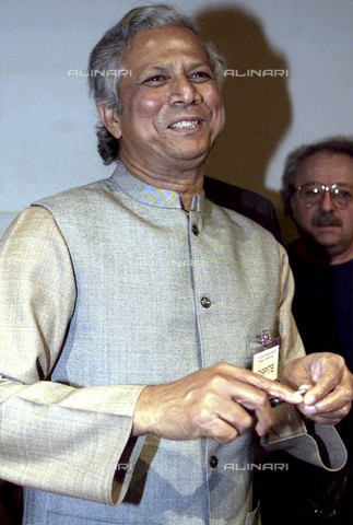 AAE-S-AA0207-8T31 - L'economista del Bangladesh, Muhammad Yunus, fondatore della Grameen Bank e inventore del microcredito, a Milano - Data dello scatto: 7-19/03/2002 - Foto di Daniel Dal Zennaro, 2002 / © ANSA / Archivi Alinari