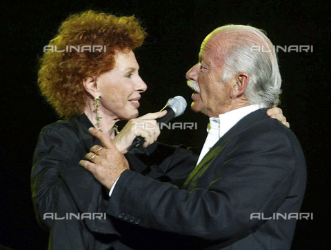 AAE-S-AA0431-78KZ - Gino Paoli e Ornella Vanoni durante il concerto all'Auditorium di Roma, 2003 - Data dello scatto: 2003 - Foto di Alessia Paradisi, 2003 / © ANSA / Archivi Alinari