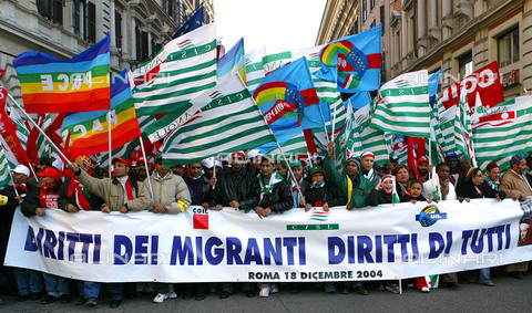AAE-S-AA0435-3HV8 - Corteo di immigrati a Roma, 18/12/2004 - Data dello scatto: 18/12/2004 - Foto di Maurizio Brambatti, 2004 / © ANSA / Archivi Alinari