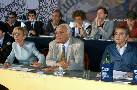 AAE-S-AA9921-2SVK - Emma Bonino, Marco Pannella e Bruno Zevi a un congresso di radicali - Data dello scatto: 1999 - Foto di Maurizio Brambatti, 1999 / © ANSA / Archivi Alinari