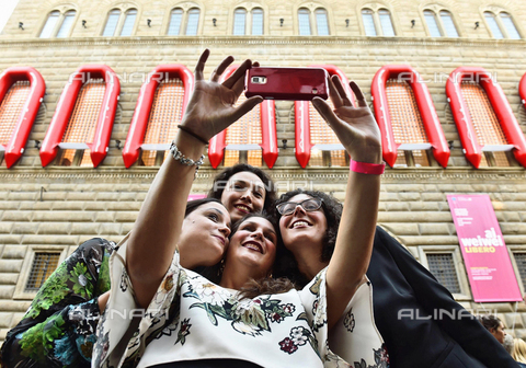 AAE-S-EF8EFA-2E14 - Group of girls taking a selfie after visiting the opening day of the exhibition "Ai Weiwei. Libero" at Palazzo Strozzi, Florence - Date of photography: 22/09/2016 - Degli Innocenti Maurizio, 2016 / © ANSA / Alinari Archives