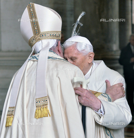 AAE-S-F98C1E-19DF - Jubilee of Mercy: Pope Francis (Jorge Mario Bergoglio) embraces Emeritus Pope Benedict XVI before the 'opening of the Holy Door in St. Peter's Basilica, the December 8, 2015 - Date of photography: 08/12/2015 - MAURIZIO BRAMBATTI, 2015 / © ANSA / Alinari Archives