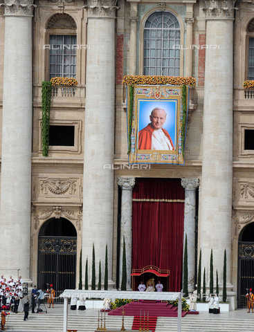 AAE-S-e34abd-80ca - Pope Benedict XVI under the tapestry of John Paul II during the ceremony for his beatification in St. Peter's Square - Date of photography: 01/05/2011 - Maurizio Brambatti / © ANSA / Alinari Archives