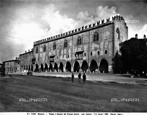ACA-F-043454-0000 - View of Piazza Sordello the facade of the Ducal Palace, Mantova. - Date of photography: 1936. - Alinari Archives, Florence