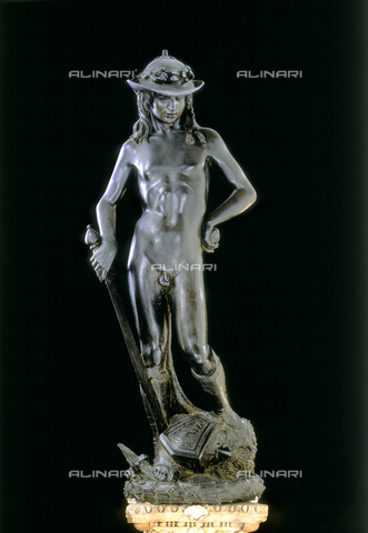 AGC-F-000600-0000 - Statua di Donatello raffigurante il David vittorioso su Golia. L'opera è conservata al Museo Nazionale del Bargello, a Firenze. Il giovane, ritratto nudo con solo l'elmo in testa, regge nella mano destra la spada e nella sinistra una pietra. Il piede sinistro è appoggiato sulla testa decapitata di Golia - Data dello scatto: 1992 - Archivi Alinari, Firenze
