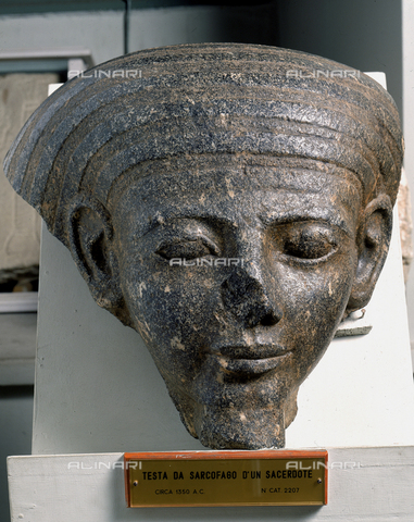 AGC-F-001956-0000 - Reperto egiziano raffigurante la testa di un sacerdote, conservata nel Museo Egizio a Torino - Data dello scatto: 1995 - Archivi Alinari, Firenze