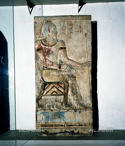 AGC-F-001971-0000 - Stele di Pammac conservata nel Museo Egizio a Torino. La stele scolpita e dipinta raffigura un giovane uomo seduto, nella mano destra ha la Croce Ansata - Data dello scatto: 1995 - Archivi Alinari, Firenze