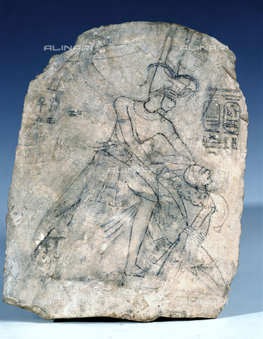 AGC-F-001980-0000 - Bozzetto su pietra di epoca egiziana raffigurante il Faraone Ramses III in combattimento. Il reperto è conservato presso il Museo Egizio di Torino - Data dello scatto: 1995 - Archivi Alinari, Firenze