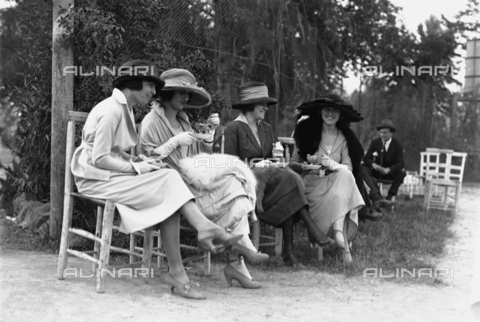 AIL-S-000003-0012 - Quattro signore in abiti eleganti mangiano un gelato all'aperto - Data dello scatto: 23/12/1920 - Istituto Luce/Gestione Archivi Alinari, Firenze