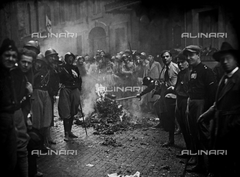 AIL-S-000010-0023 - Squadristi fascisti durante la marcia su Roma - Data dello scatto: 23/10/1922-01/11/1922 - Istituto Luce/Gestione Archivi Alinari, Firenze