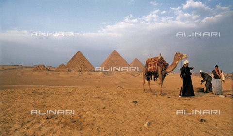 AIS-F-016535-0000 - EGYPT. GIZA. Giza. Pyramids of Khufu, Khafre and Menkaure. Egyptian art. Old Kingdom. Architecture. - Vannini / Iberfoto/Archivi Alinari