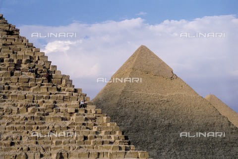 AIS-F-026198-0000 - EGYPT. GIZA. Giza. Pyramids of Menkaure, Khafre and Khufu. Egyptian art. Old Kingdom. Architecture. - Vannini / Iberfoto/Archivi Alinari