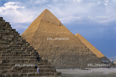 AIS-F-026199-0000 - EGYPT. GIZA. Giza. Pyramids of Menkaure, Khafre and Khufu. Egyptian art. Old Kingdom. Architecture. - Vannini / Iberfoto/Archivi Alinari