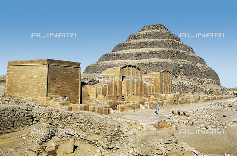 AIS-F-026222-0000 - IMHOTEP  (ca. 2667 BC-2648 BC). The step pyramid of Djoser. 2668 -2649 BC. EGYPT. CAIRO. Saqqara. Pyramid of Djoser. Djoser's step pyramid and funerary complex. Egyptian art. Old Kingdom. Architecture. - Vannini / Iberfoto/Archivi Alinari