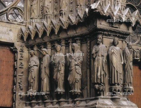 AIS-F-064436-0000 - Cathedral of Notre-Dame of Reims. 1211-1311. FRANCE. Reims. Cathedral of Notre-Dame. Sculptural group of the western faà§ade: the Annunciation and the Visitation. Detail. Gothic art. - Paul Maeyaert / Iberfoto/Archivi Alinari