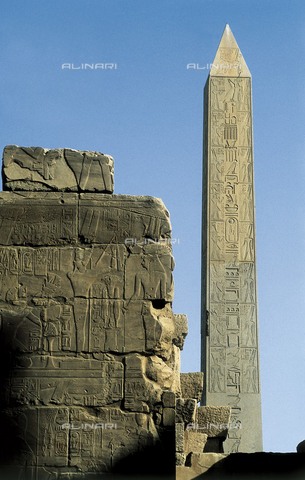 AIS-F-065682-0000 - Great Temple of Amon-Re. 16th-4th c. BC. EGYPT. QUENA. Karnak. Thebes. Temple of Amon - Ra. Obelisk of Queen Hatshepsut. Pink granite (28,50 m h.). Egyptian art. New Kingdom. Sculpture. - Vannini / Iberfoto/Archivi Alinari