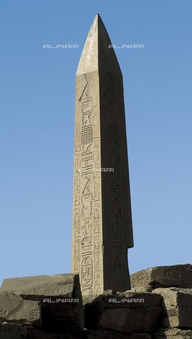 AIS-F-065684-0000 - Great Temple of Amon-Re. 16th-4th c. BC. EGYPT. QUENA. Karnak. Thebes. Temple of Amon - Ra. Obelisk of Queen Hatshepsut. Pink granite (28,50 m h.). Egyptian art. New Kingdom. Sculpture. - Vannini / Iberfoto/Archivi Alinari