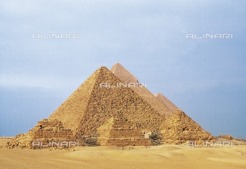 AIS-F-089215-0000 - EGYPT. GIZA. Giza. Pyramids of Menkaure, Khafre and Khufu. Egyptian art. Old Kingdom. Architecture. - Vannini / Iberfoto/Archivi Alinari