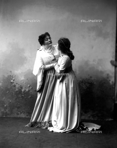 APA-F-019329-0000 - Eleonora Duse poses with another actress wearing the costume for the musical opera "Francesca da Rimini", piece adapted from the tragedy written by Gabriele D'Annunzio - Date of photography: 1901 - Alinari Archives, Florence