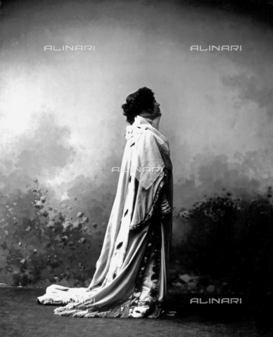 APA-F-019356-0000 - Eleonora Duse, poses wearing the costume for the musical work "Francesca da Rimini", piece adapted from the tragedy written by Gabriele D'Annunzio - Date of photography: 1901 - Alinari Archives, Florence