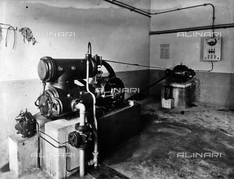 APA-F-08417B-0000 - Hide processing machine inside the Pedani tannery - Date of photography: 1920 - Alinari Archives, Florence