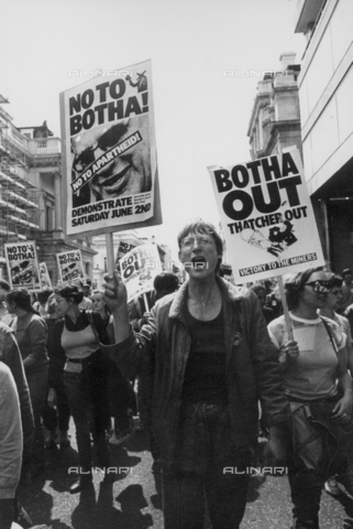 APN-F-016539-0000 - Dimostrazione anti apartheid, Londra, Gran Bretagna, 1984 - Data dello scatto: 1984 - Paul Weinberg/South Photographs / Africamediaonline/Archivi Alinari, Firenze
