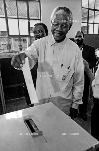 APN-F-016630-0000 - Nelson Mandela vota per la prima volta nella sua vita, presso la scuola di Ohlange, Inanada, Durban - Data dello scatto: 26/03/1994 - Paul Weinberg/South Photographs / Africamediaonline/Archivi Alinari, Firenze