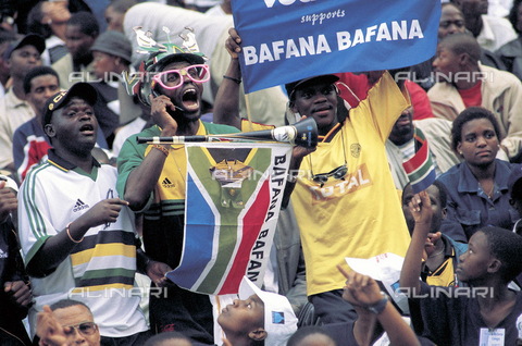 APN-F-016854-0000 - Tifosi sudafricani della squadra Bafana Bafana allo stadio di Durban - Data dello scatto: 2002 - Paul Weinberg/South Photographs / Africamediaonline/Archivi Alinari, Firenze