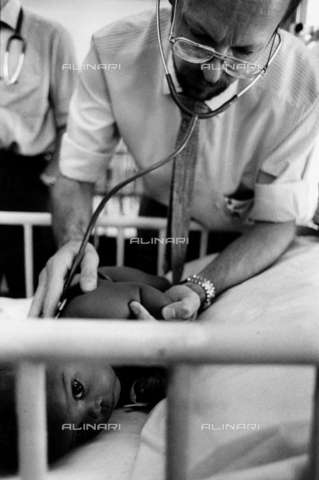 APN-F-024232-0000 - Dottore visita un bambino nell'ospedale di Johannesburg - Data dello scatto: 1990-1999 - Paul Weinberg/South Photographs / Africamediaonline/Archivi Alinari, Firenze