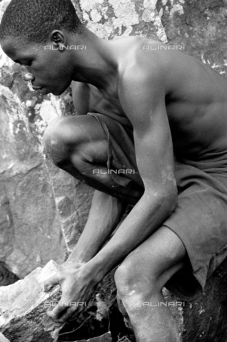 APN-F-027139-0000 - Guruwe  Zimbabwe  2004. A stone miner at work. Miner  labourer  poverty  stone  rock  Springstone. Athol Rheeder/South. - AfriLife / Africamediaonline/Archivi Alinari, Firenze