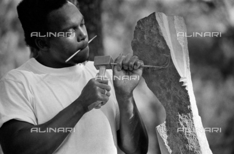 APN-F-027140-0000 - Harare  Zimbabwe  2004. Sam Mabeu  a sculptor  at work. Sculpture  art  stone  rock.Athol Rheeder/South. - AfriLife / Africamediaonline/Archivi Alinari, Firenze