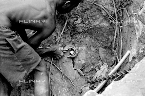 APN-F-027159-0000 - Guruwe  Zimbabwe  2004. A stone miner at work. This rock  Springstone  is used in sculpture in Zimbabwe. Miner  labourer  poverty  stone  rock  Springstone.Athol Rheeder/South. - AfriLife / Africamediaonline/Archivi Alinari, Firenze